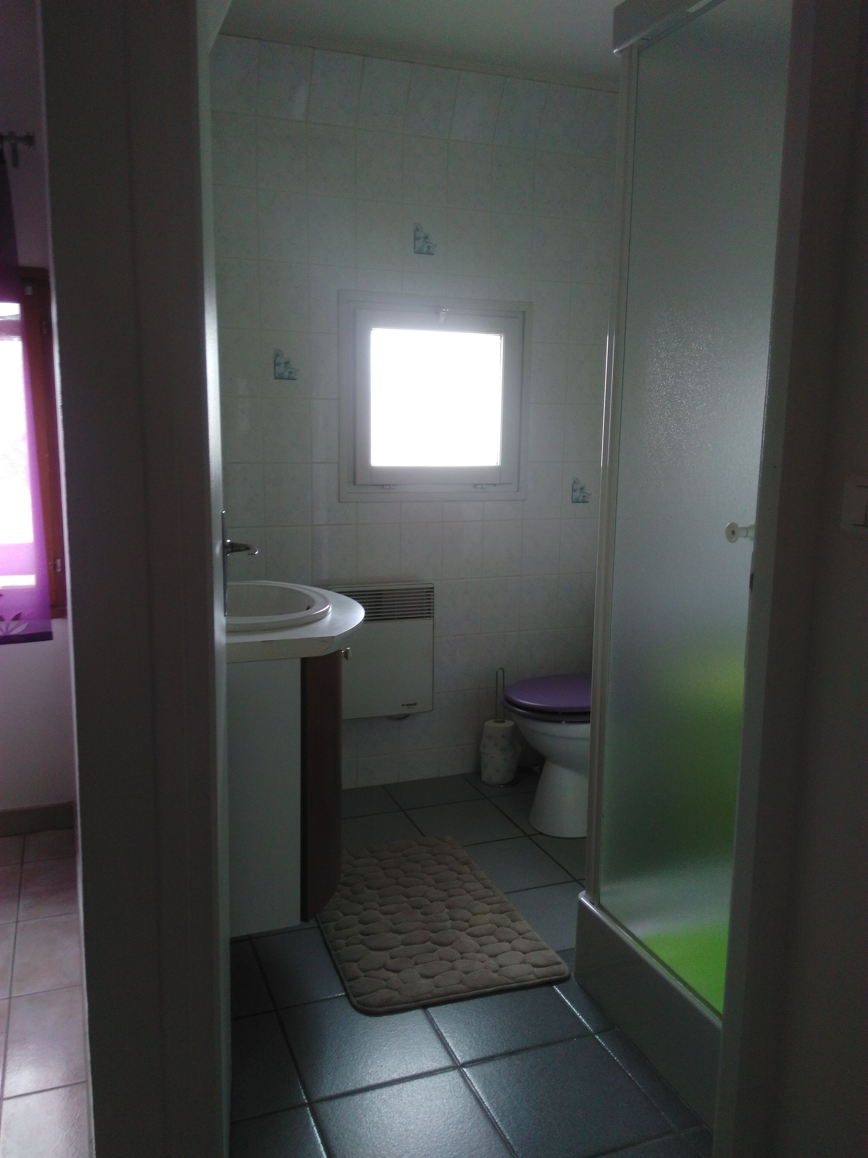 40 sqm apartment has an entrance hall, a large living room 