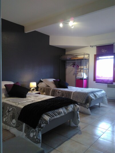 40 sqm apartment has an entrance hall, a large living room 