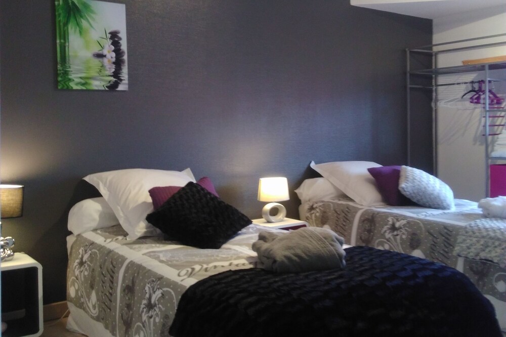 40 sqm apartment has an entrance hall, a large living room