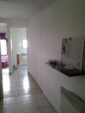 Interior - 40 sqm apartment has an entrance hall, a large living room (Loisy-Sur-Marne)