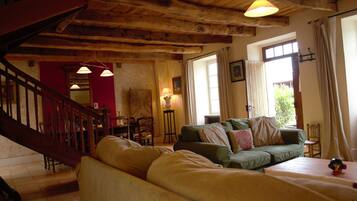 Télévision, lecteur de DVD, livres, chaßne hi-fi