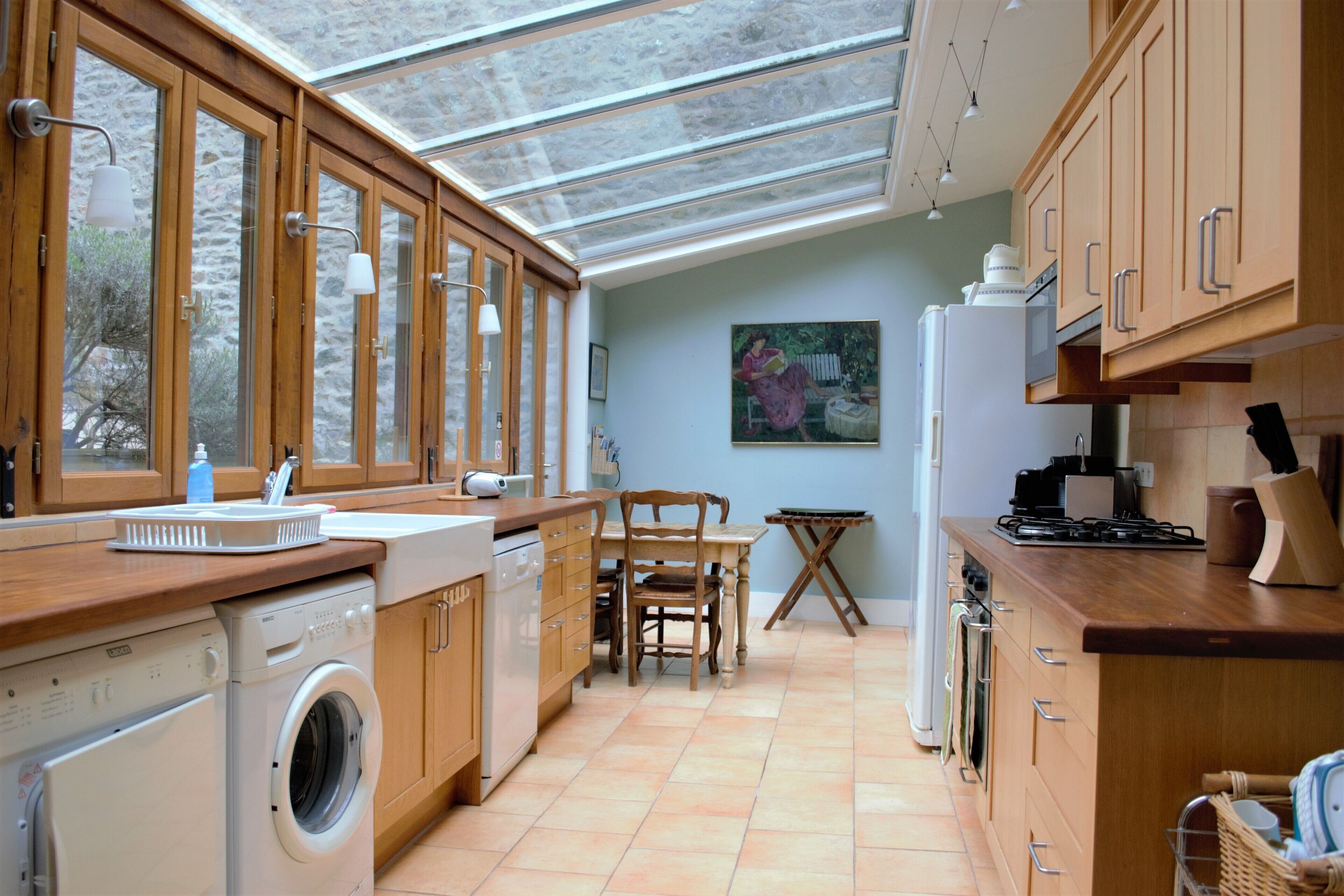 冷蔵庫、電子レンジ、オーブン、コンロ