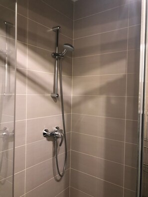 Douche, sèche-cheveux, serviettes fournies, savon