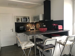 Frigorifero, microonde, forno, piano cottura
