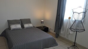 3 habitaciones, tabla de planchar con plancha y cuna de viaje 