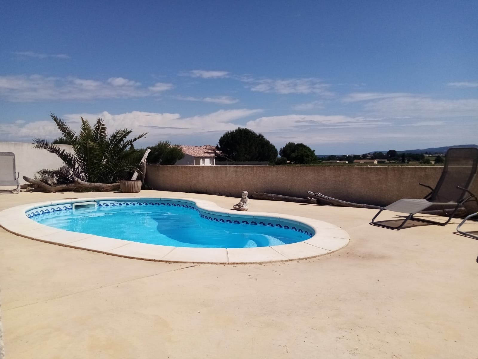 piscine  5X3  clôturée  et chauffée  vue sur vignobles 