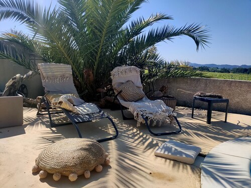 air-conditioned villa heated fenced swimming pool private fenced parking quiet location 