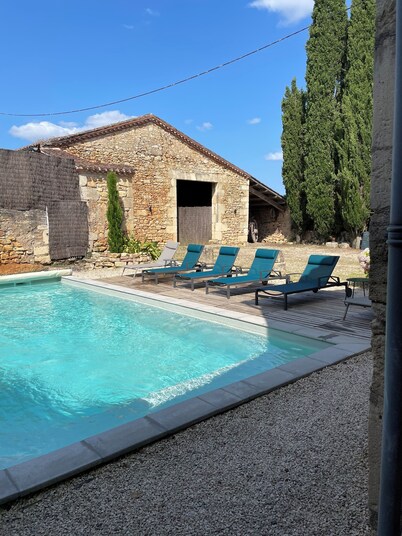 Renovated family home with heated pool & views of the Lot valley