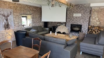 Una televisión, una chimenea, un reproductor de DVD, un futbolín