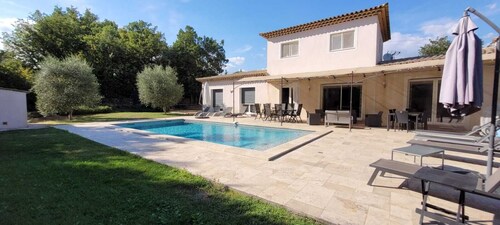 Provencal villa with swimming pool and 1400m2 grounds
