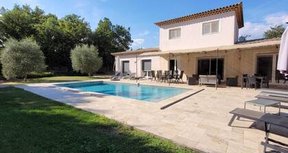 Provencal villa with swimming pool and 1400m2 grounds
