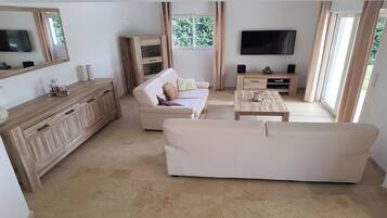 TV connectée, lecteur de DVD, table de tennis de table, livres