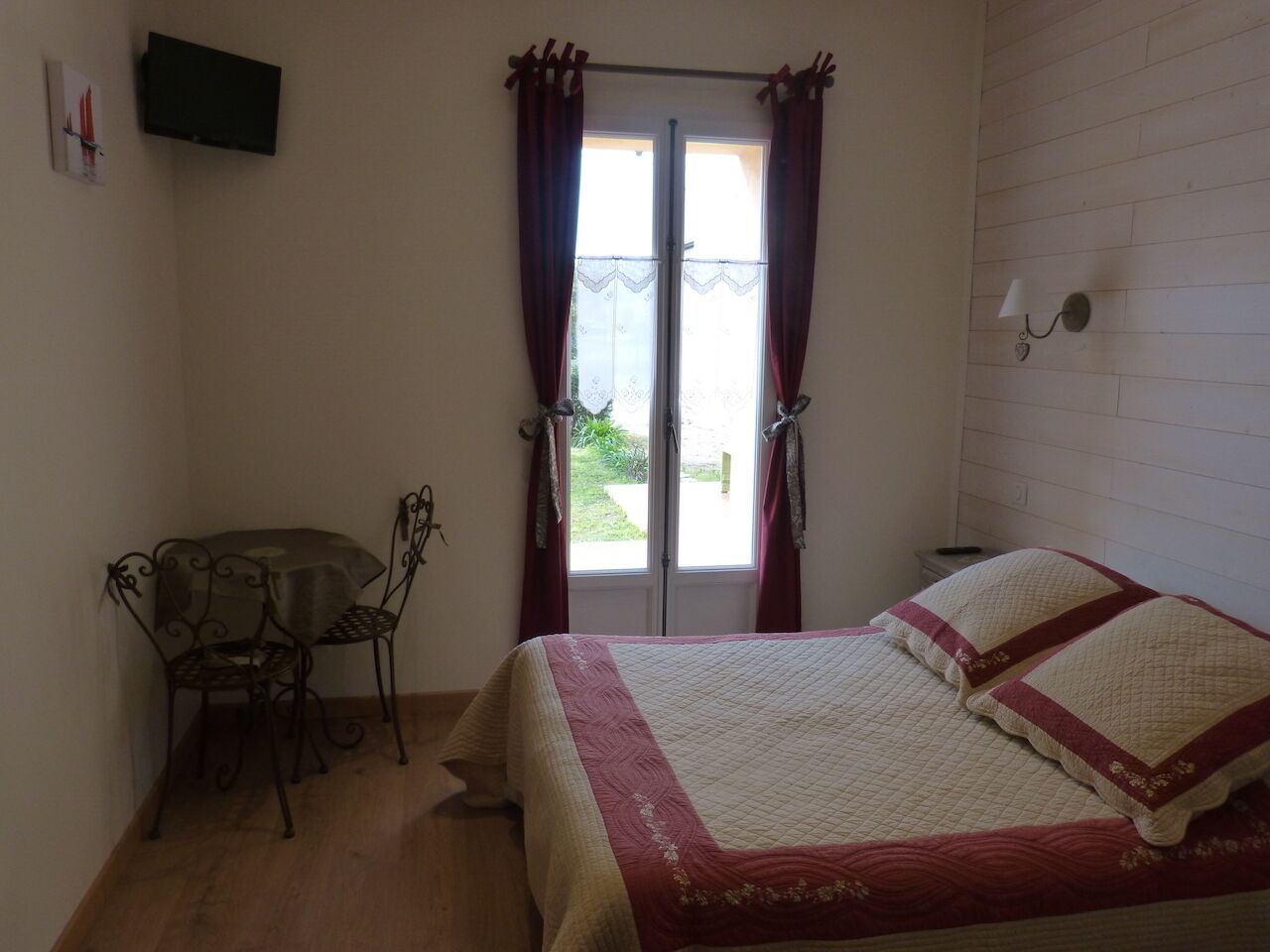 T3 - Ground floor of a charming house, quiet in the countryside, 3km from the beaches.