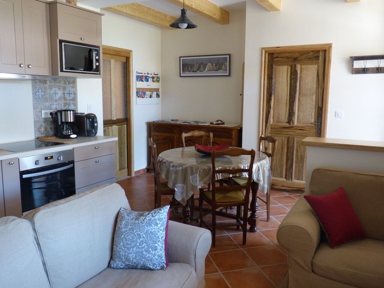 T3 - Ground floor of a charming house, quiet in the countryside, 3km from the beaches.