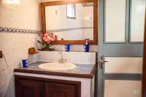 Ensemble douche/baignoire, sèche-cheveux, serviettes fournies