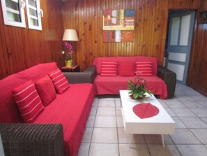 Fernseher, Bücher, Arbeitsbereiche