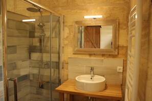 Een douche, een haardroger, handdoeken