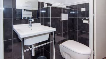 Douche, sĂšche-cheveux, serviettes fournies, savon