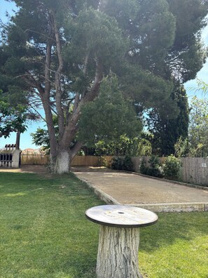 Property grounds - Maisonnette in wooded park pétanque court, children's games BBQ near beaches (Valras-Plage)