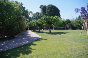 Children’s area - Maisonnette in wooded park pétanque court, children's games BBQ near beaches (Valras-Plage)