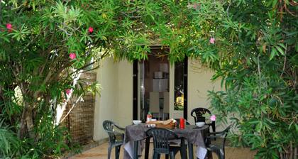 Maisonnette in wooded park pétanque court, children's games BBQ near beaches