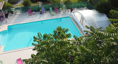 Gîte en pierre blanche en pleine nature, avec piscine , internet. Vue magnifique