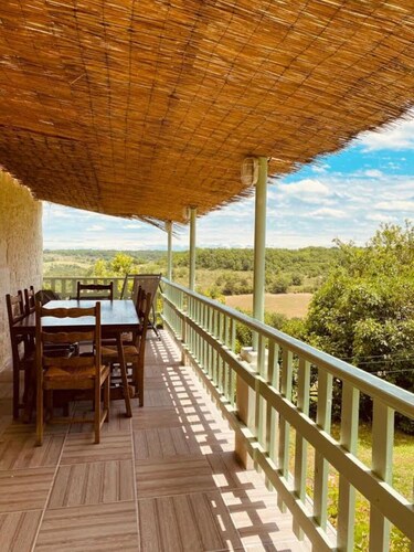 Hütte weißer Stein auf dem Land, mit Pool. herrliche Aussicht