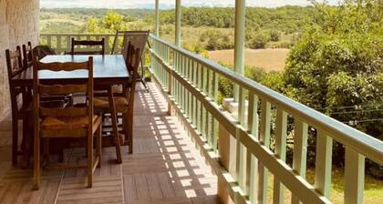 Hütte weißer Stein auf dem Land, mit Pool. herrliche Aussicht