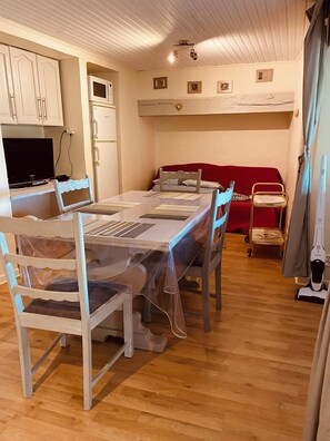 2 bedrooms, iron/ironing board, WiFi - white stone cottage in the countryside, with swimming pool. Magnificent view (PORTE-DU-QUERCY)
