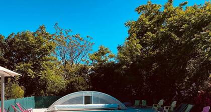 Hütte weißer Stein auf dem Land, mit Pool. herrliche Aussicht