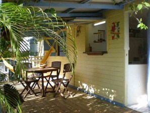 Outdoor dining - T2 INDIANA air-conditioned, DESHAIES 350 m Grande Anse, 2/3 people, large terrace.  (Deshaies)