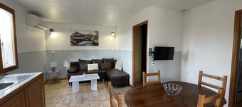 Fully equipped modern gîte, swimming pools, tennis court, playground