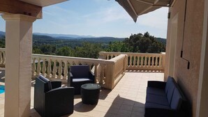 A covered outdoor seating area with a view of mountains and greenery. - 110 m² villa with a pool and breathtaking views, not overlooked. (La Motte)