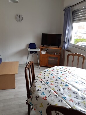 1 habitación, tabla de planchar con plancha y cuna de viaje