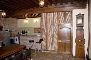 Dining - Beautiful residence near Beaune, two houses. Accommodation for 8 people. (Labergement-lès-Seurre)