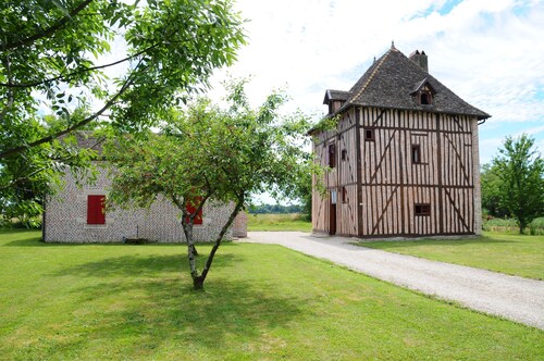 Beautiful residence near Beaune, two houses. Accommodation for 8 people.