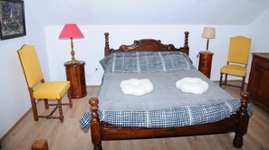 4 bedrooms, desk, iron/ironing board, free WiFi - Country house near Beaune, two whole houses (Labergement-lès-Seurre)