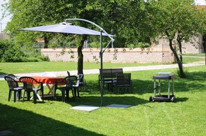 Outdoor dining - Country house near Beaune, two whole houses (Labergement-lès-Seurre)