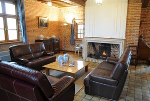 Interior - Beautiful residence near Beaune, two houses. Accommodation for 8 people. (Labergement-lès-Seurre)