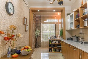 Kjøleskap, mikrobølgeovn, ovn og kokeplater