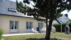 Une maison à deux étages avec un patio.
