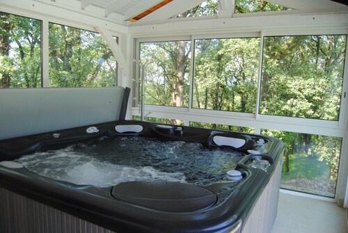 ISOLEE: MAISON DE VACANCES AVEC PISCINE ET JACUZZI DANS UN PARC ARBORÉ