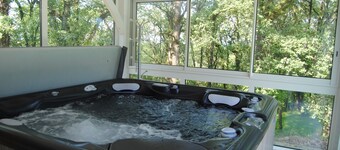 ISOLEE: VACATION HOME WITH POOL AND JACUZZI IN WOODED GROUNDS