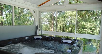 ISOLEE: MAISON DE VACANCES AVEC PISCINE ET JACUZZI DANS UN PARC ARBORĂ