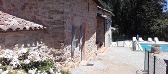 ISOLEE: VACATION HOME WITH POOL AND JACUZZI IN WOODED GROUNDS