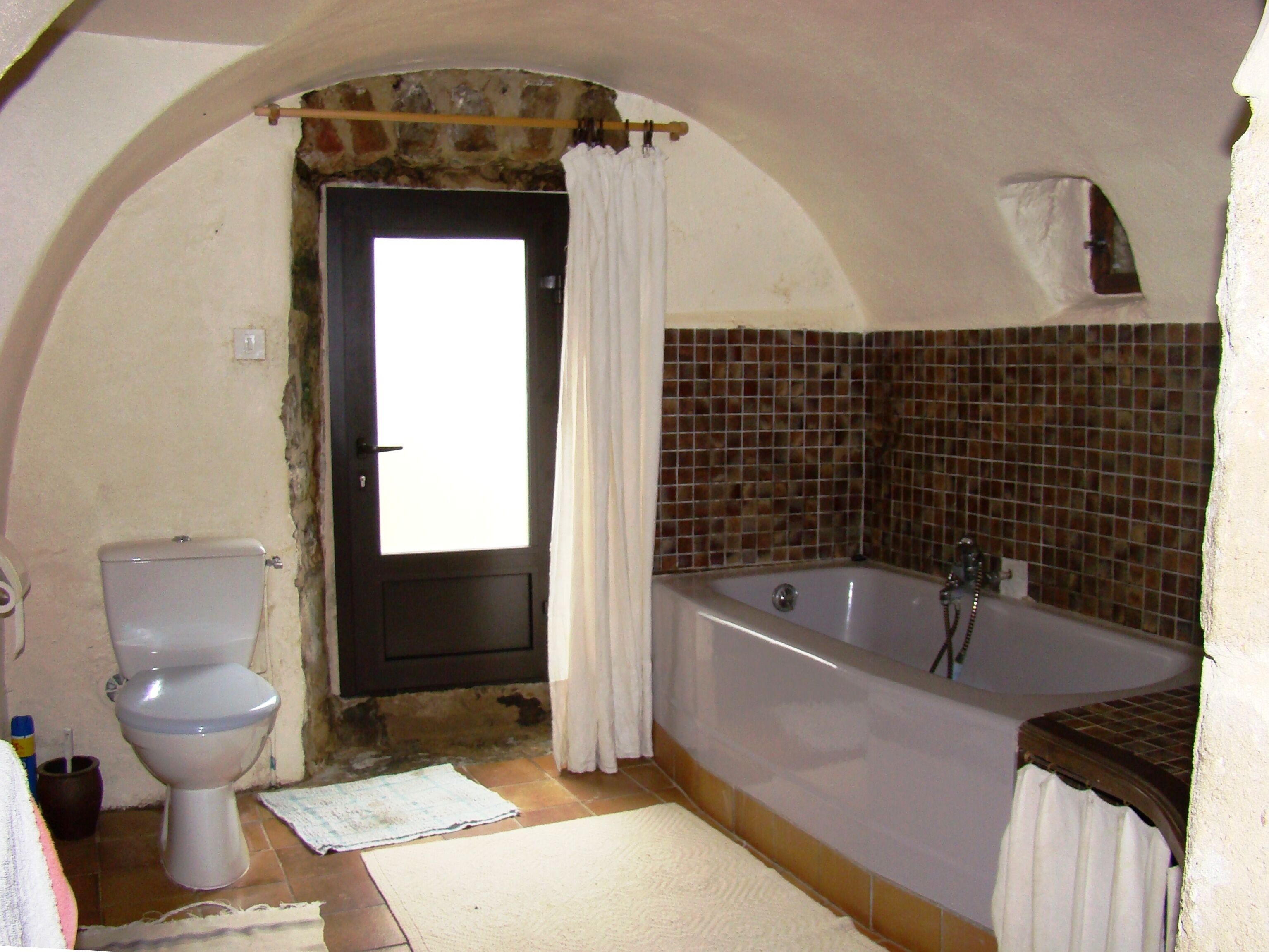 Combined shower/tub, hair dryer, soap, toilet paper