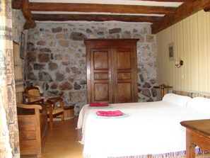 4 chambres, fer et planche à repasser, lit de bébé portatif