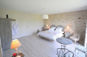 2 bedrooms, WiFi, bed sheets, wheelchair access