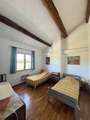 3 Schlafzimmer, Schreibtisch, BĂŒgeleisen/BĂŒgelbrett, Reisekinderbett