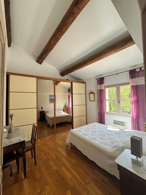 3 Schlafzimmer, Schreibtisch, Bügeleisen/Bügelbrett, Reisekinderbett